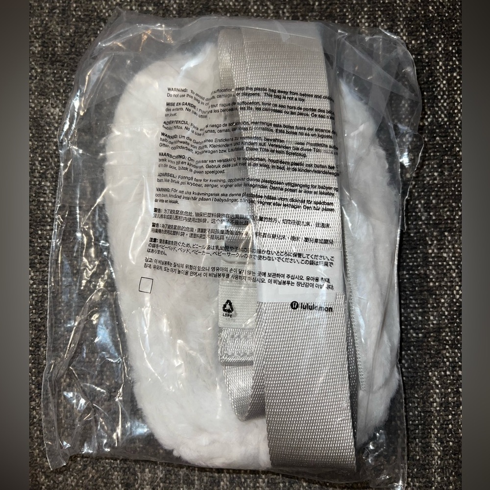 NWT Lululemon Everywhere Belt Bag Plush Fleece -Bone Color - Picture 9 of 11